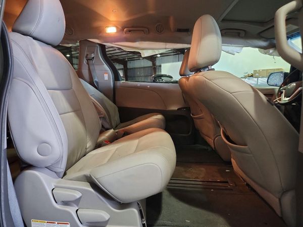 2015 TOYOTA SIENNA