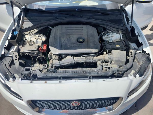 2017 JAGUAR F-PACE Prestige — Engine bay