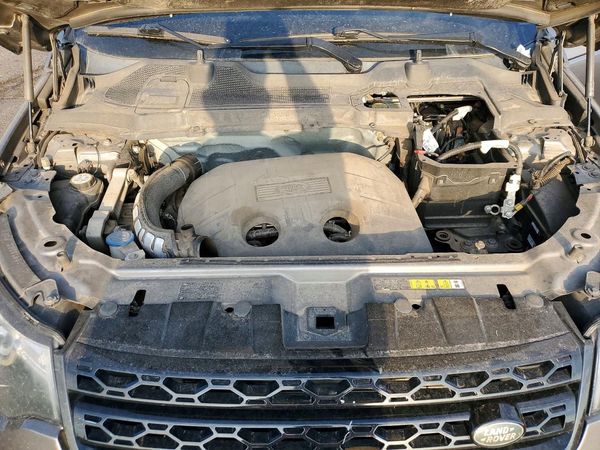 2016 LAND ROVER DISCOVERY HSE — Engine bay
