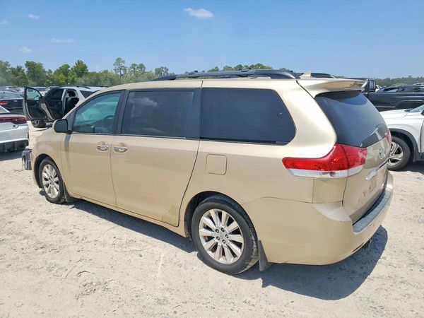 2012 TOYOTA SIENNA