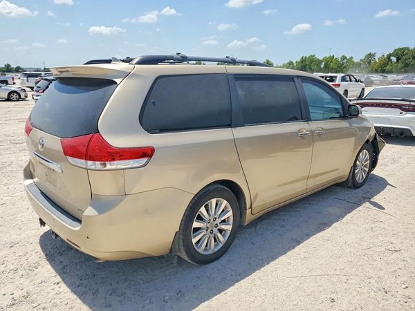 2012 TOYOTA SIENNA