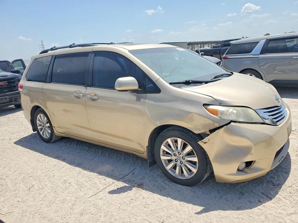 2012 TOYOTA SIENNA