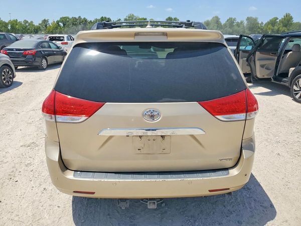 2012 TOYOTA SIENNA
