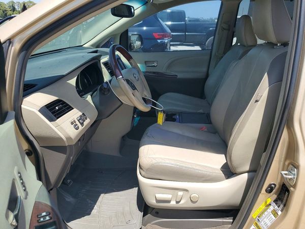 2012 TOYOTA SIENNA