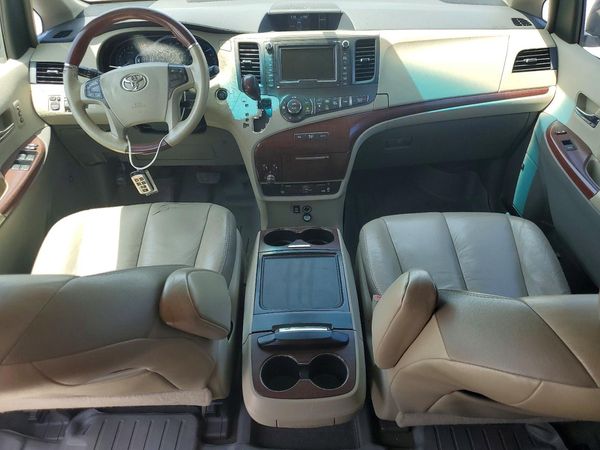 2012 TOYOTA SIENNA