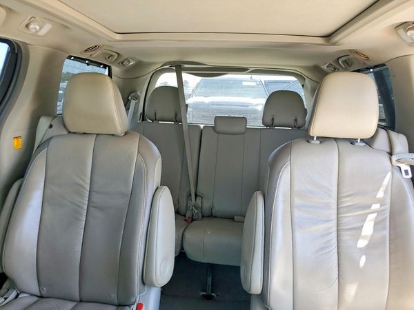 2012 TOYOTA SIENNA