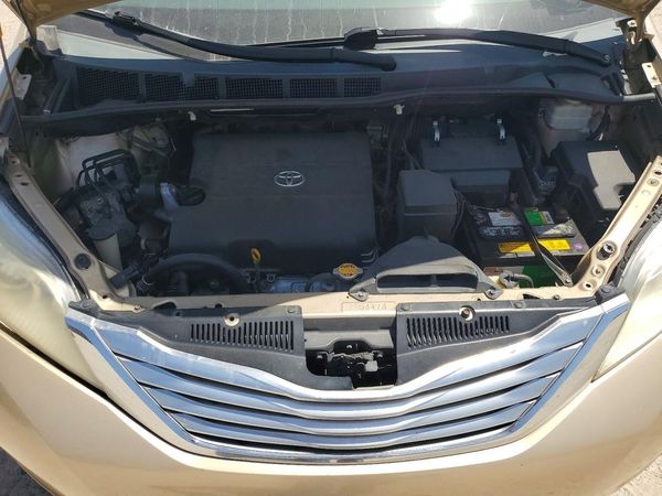 2012 TOYOTA SIENNA
