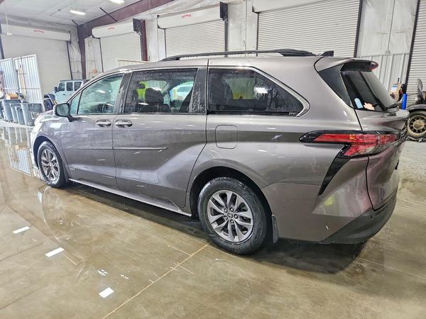 2021 TOYOTA SIENNA XLE Plus Package