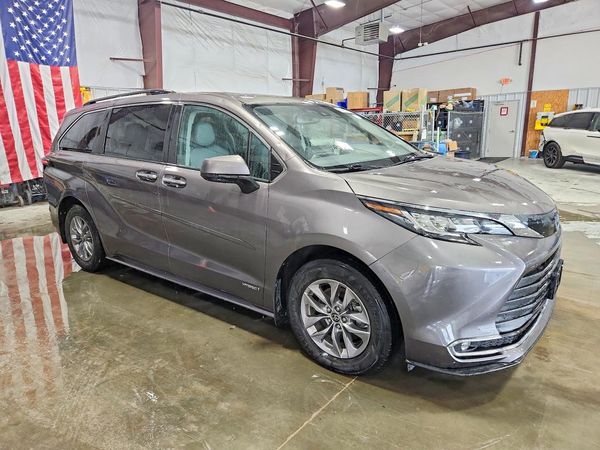 2021 TOYOTA SIENNA XLE Plus Package
