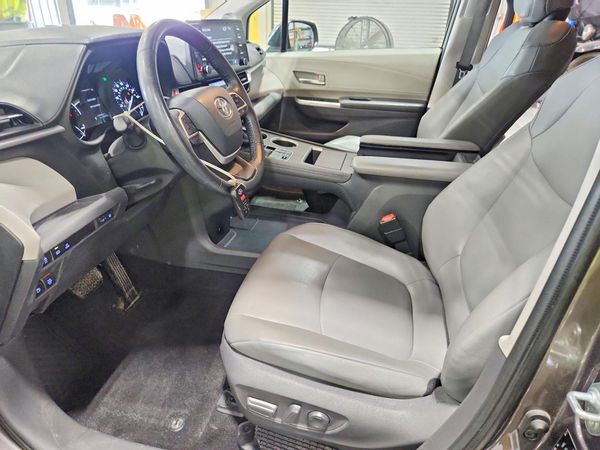 2021 TOYOTA SIENNA XLE Plus Package