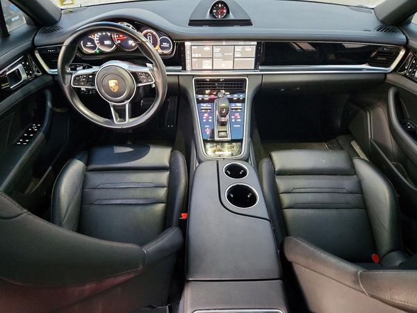 2018 PORSCHE PANAMERA