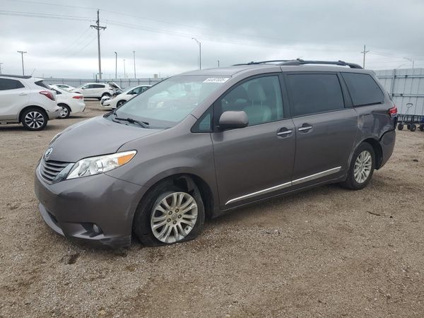 2013 TOYOTA SIENNA