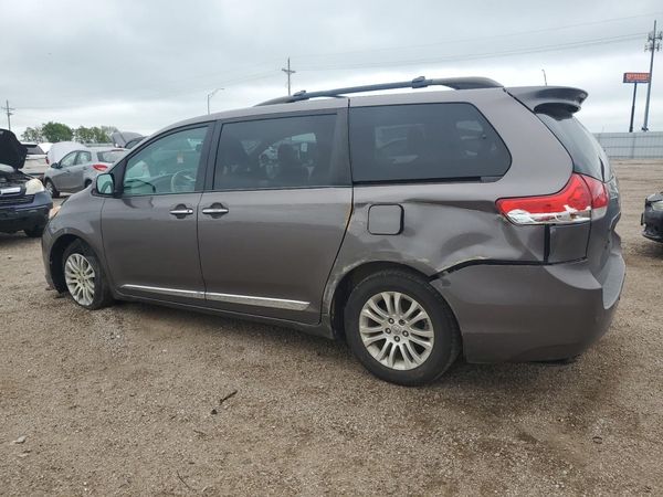 2013 TOYOTA SIENNA