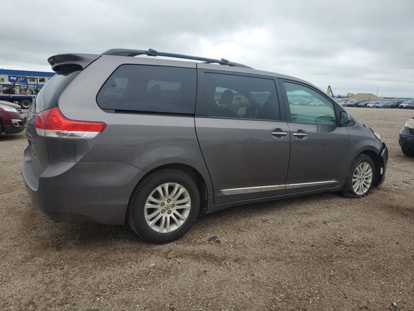 2013 TOYOTA SIENNA