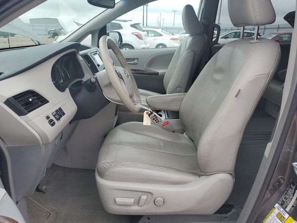 2013 TOYOTA SIENNA