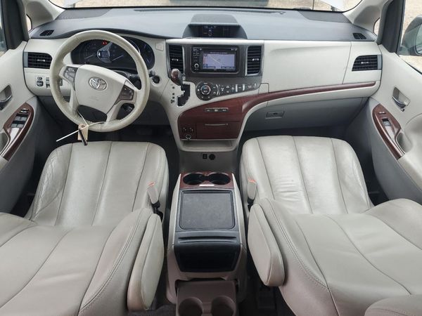 2013 TOYOTA SIENNA