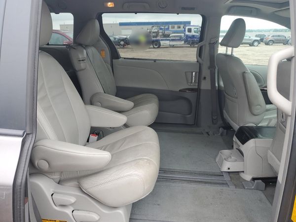 2013 TOYOTA SIENNA