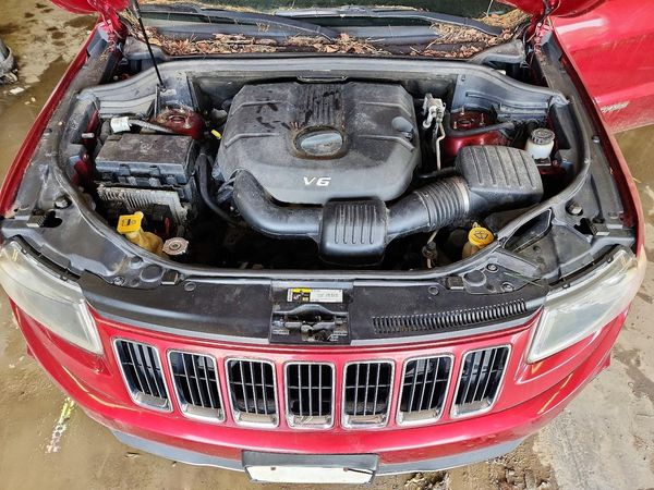 2014 JEEP CHEROKEE Limited — Engine bay