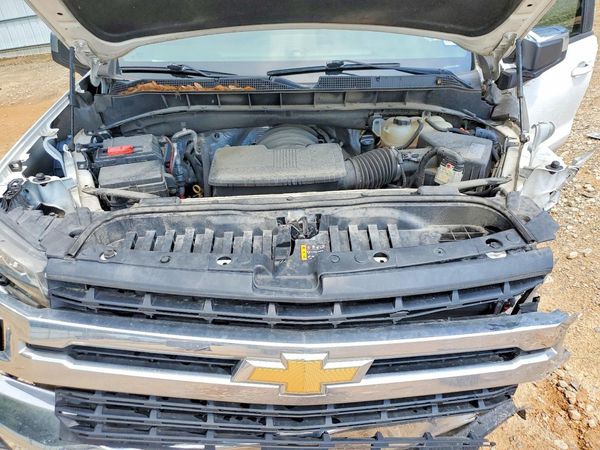 2019 CHEVROLET SILVERADO LT — Engine bay