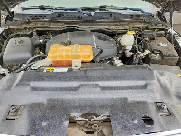 2018 RAM 1500 Laramie — Engine bay