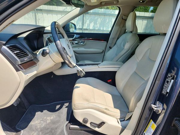 2019 VOLVO XC90 Momentum