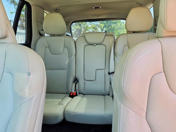 2019 VOLVO XC90 Momentum