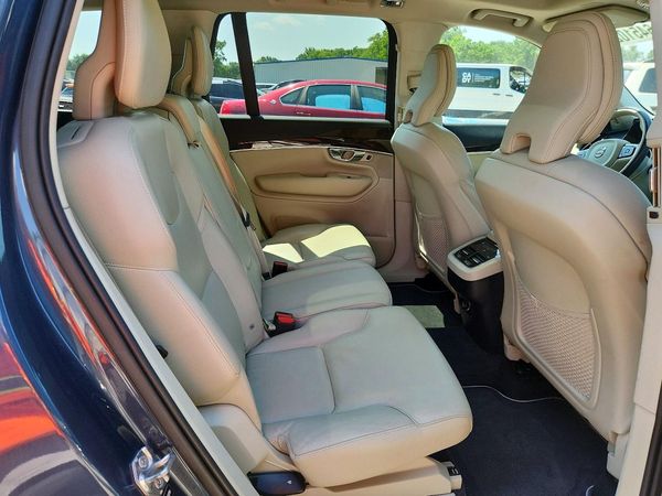 2019 VOLVO XC90 Momentum