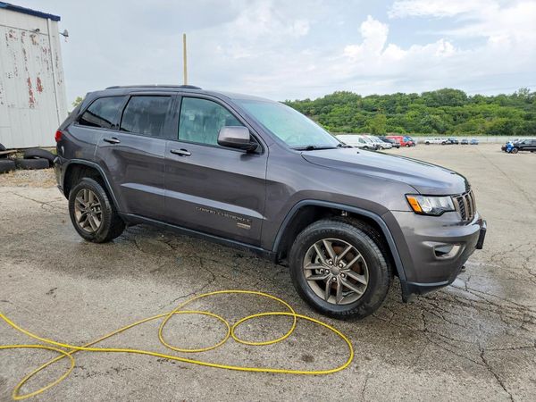 2016 JEEP GRAND CHEROKEE LAREDO 4X4 — Passenger 3/4