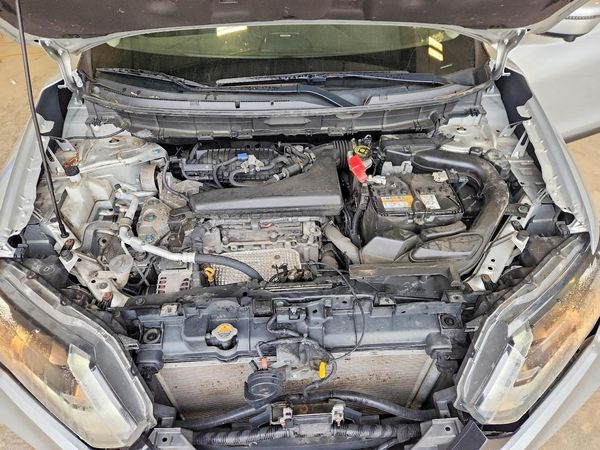 2019 NISSAN ROGUE — Engine bay