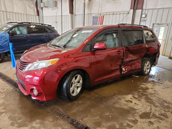 2016 TOYOTA SIENNA