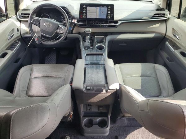 2022 TOYOTA SIENNA Limited