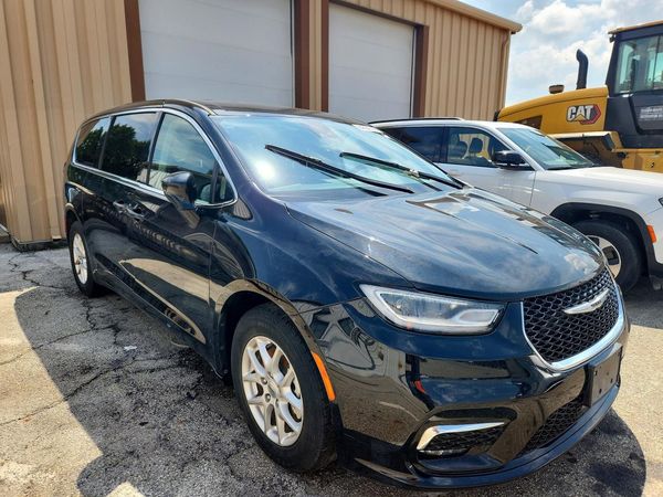 2024 CHRYSLER PACIFICA Touring L — Passenger 3/4