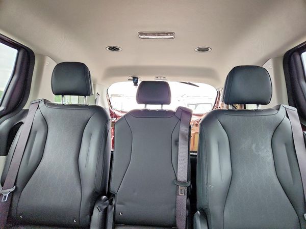 2024 KIA CARNIVAL LX, LX Seat Package