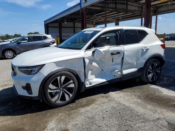 2025 VOLVO XC40