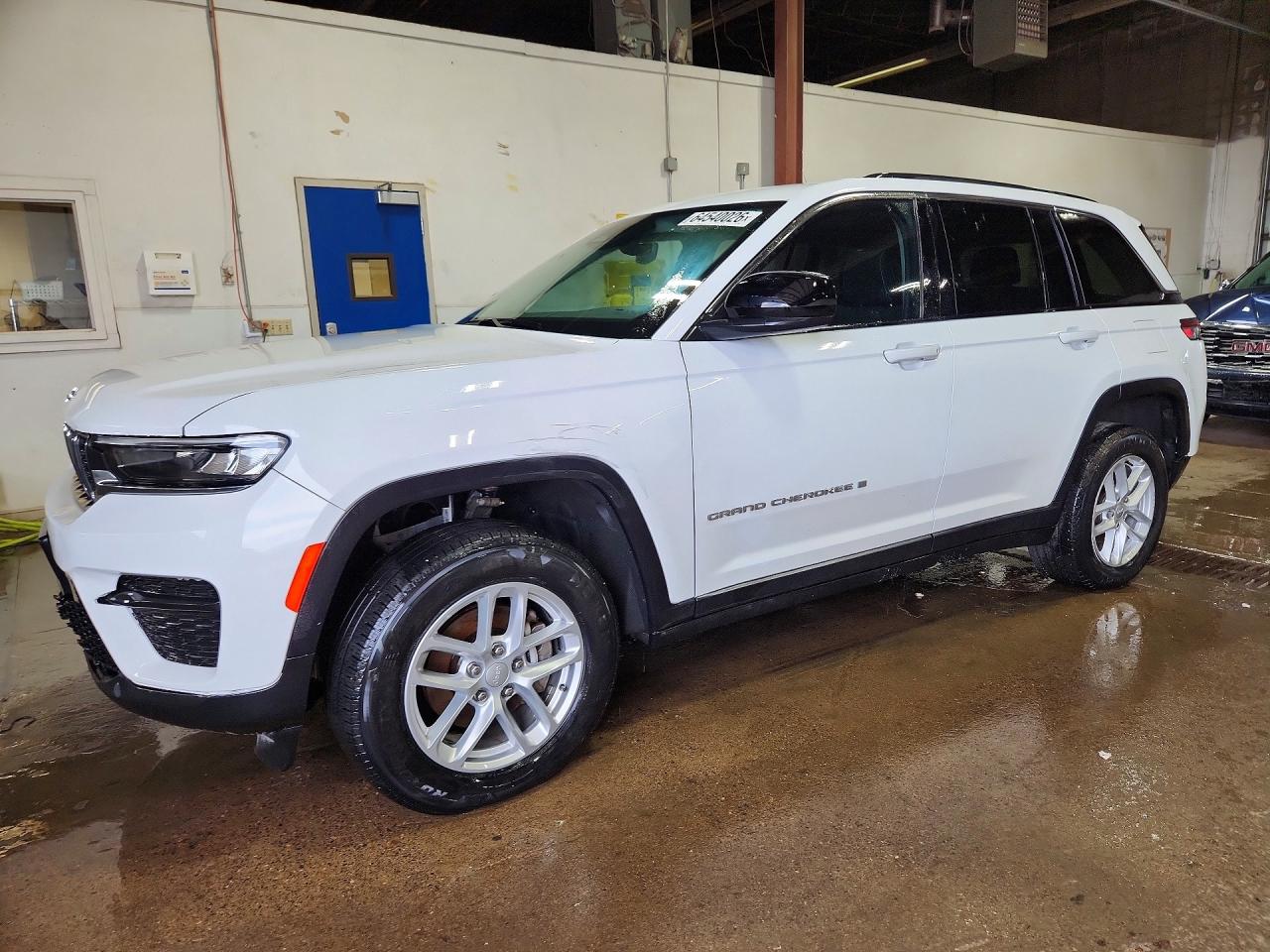 2023 JEEP CHEROKEE Laredo, Altitude — Front 3/4