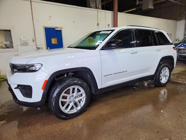 2023 JEEP CHEROKEE Laredo, Altitude — Front 3/4