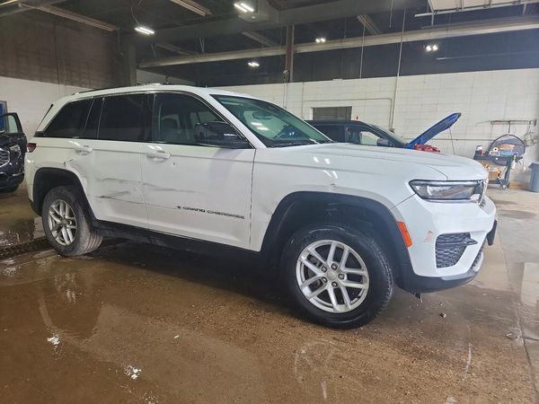 2023 JEEP CHEROKEE Laredo, Altitude — Passenger 3/4