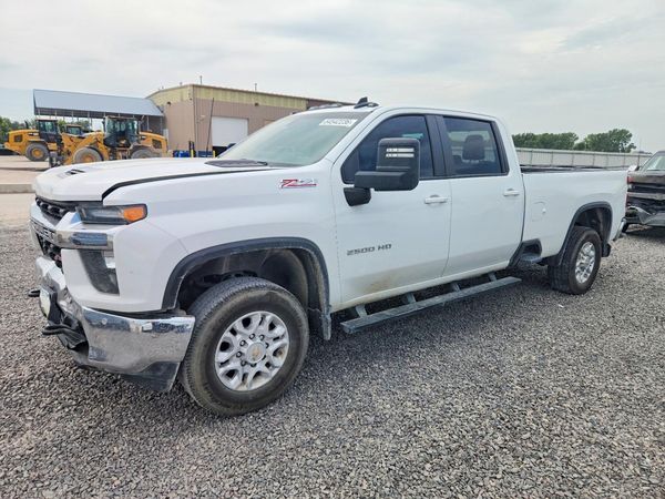 2021 CHEVROLET SILVERADO LT — Front 3/4