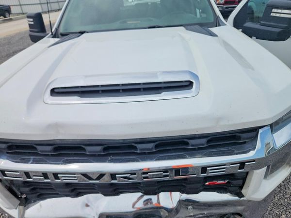 2021 CHEVROLET SILVERADO LT — Engine bay