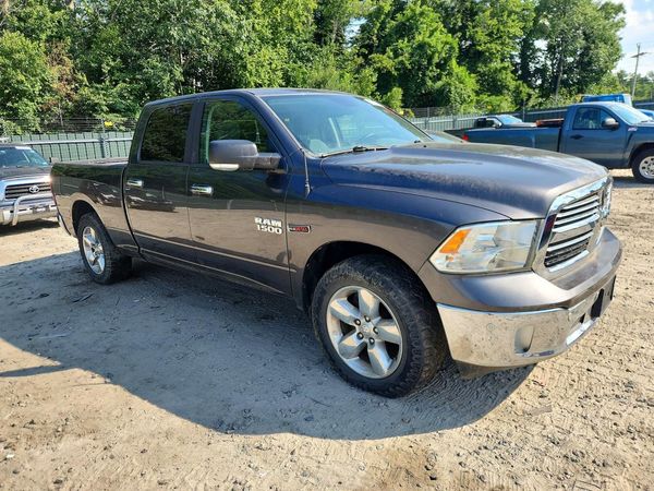 2015 RAM 1500 SLT CREW CAB 4X4