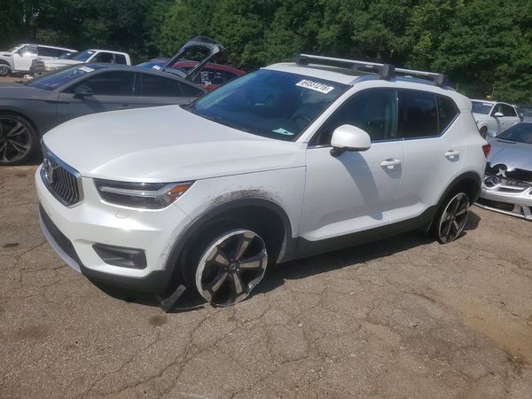 2019 VOLVO XC40 Inscription — Front 3/4
