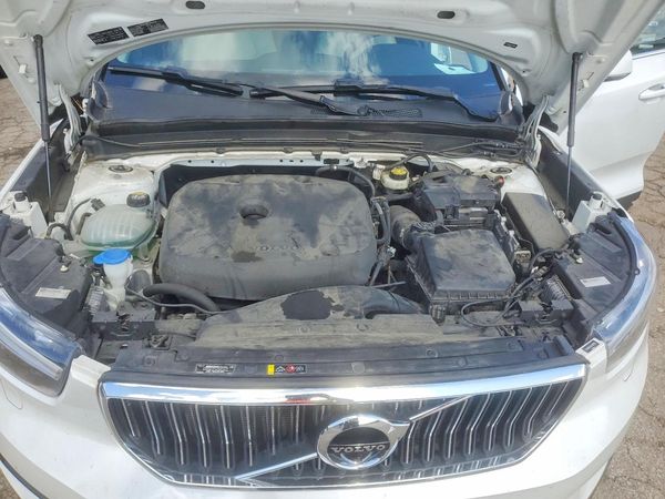 2019 VOLVO XC40 Inscription — Engine bay
