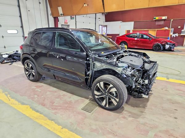 2026 VOLVO XC40 Ultra Dark