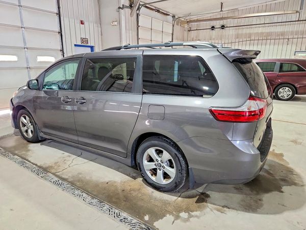 2018 TOYOTA SIENNA LE