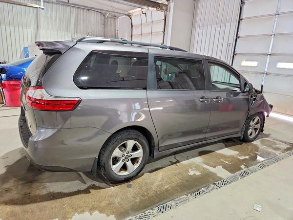 2018 TOYOTA SIENNA LE