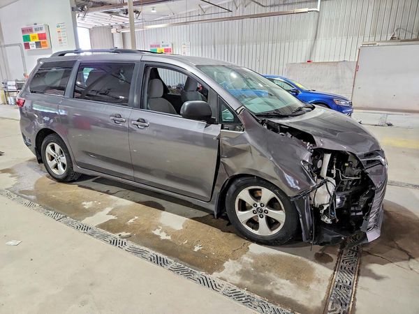 2018 TOYOTA SIENNA LE