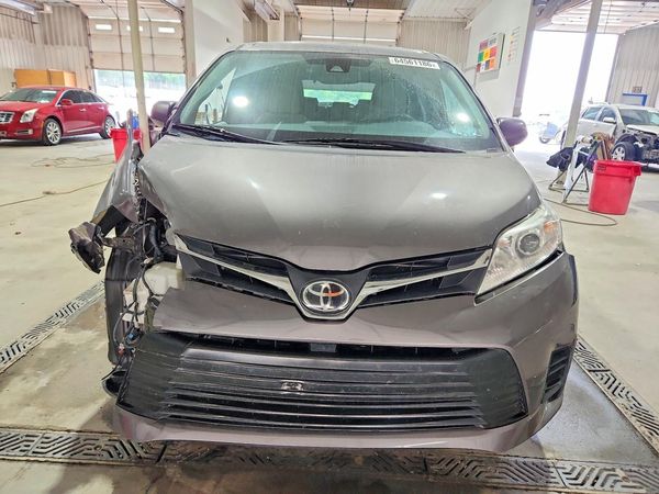 2018 TOYOTA SIENNA LE