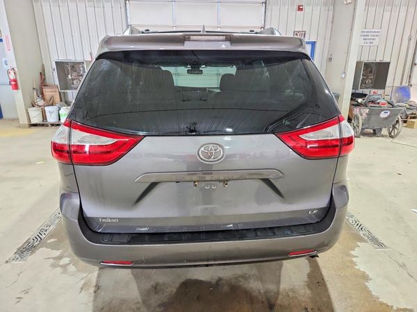 2018 TOYOTA SIENNA LE