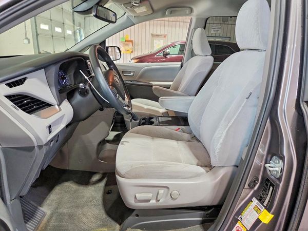 2018 TOYOTA SIENNA LE