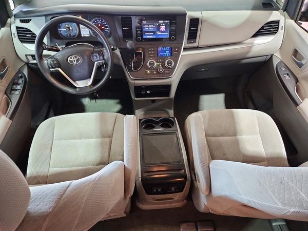 2018 TOYOTA SIENNA LE